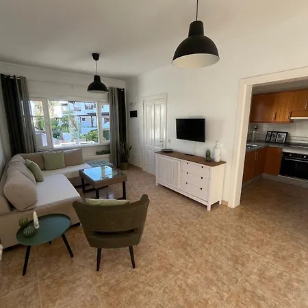 Lovely Casa Felicidad, Swimming Pool, Wifi X Private Garden Сasa de vacaciones *